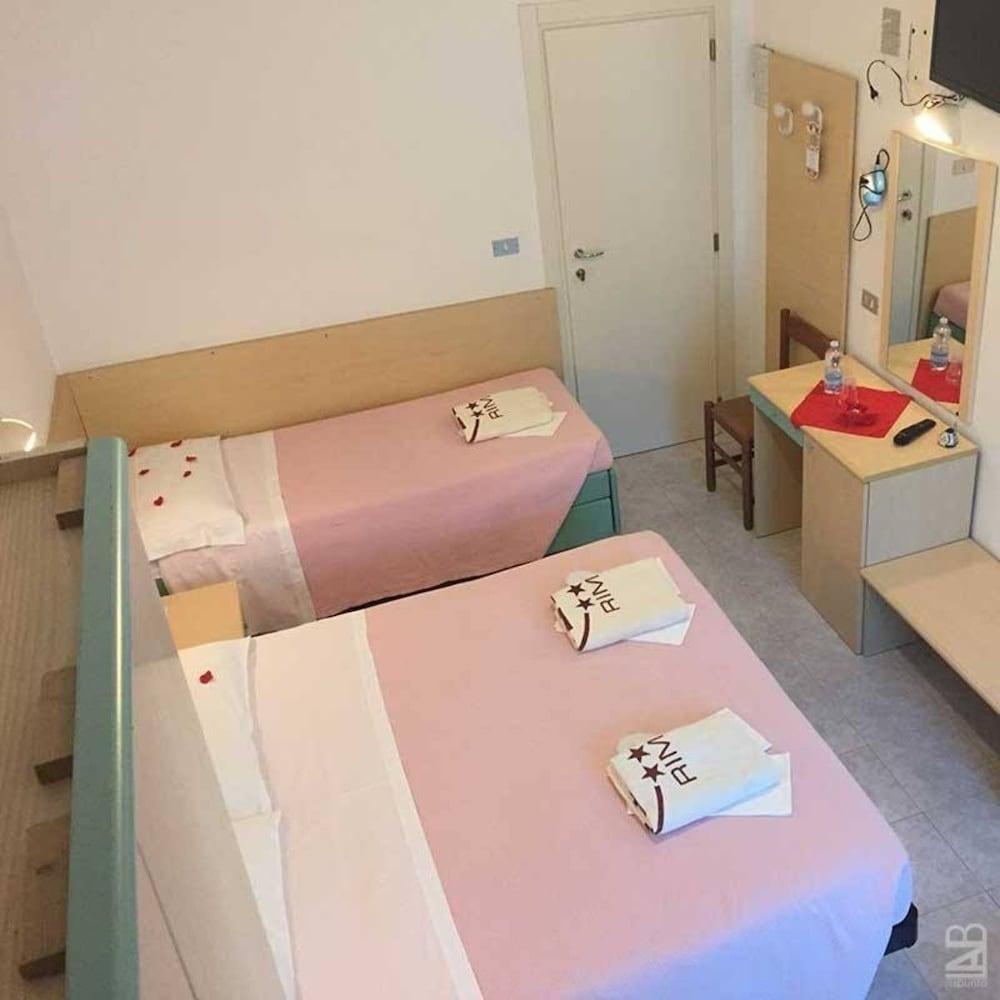 Hotel Peonia Римини Экстерьер фото