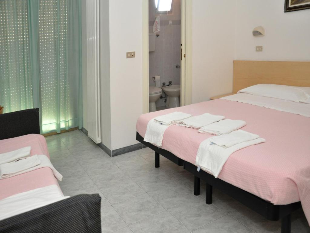 Hotel Peonia Римини Номер фото