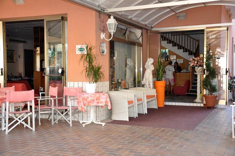 Hotel Peonia Римини Экстерьер фото