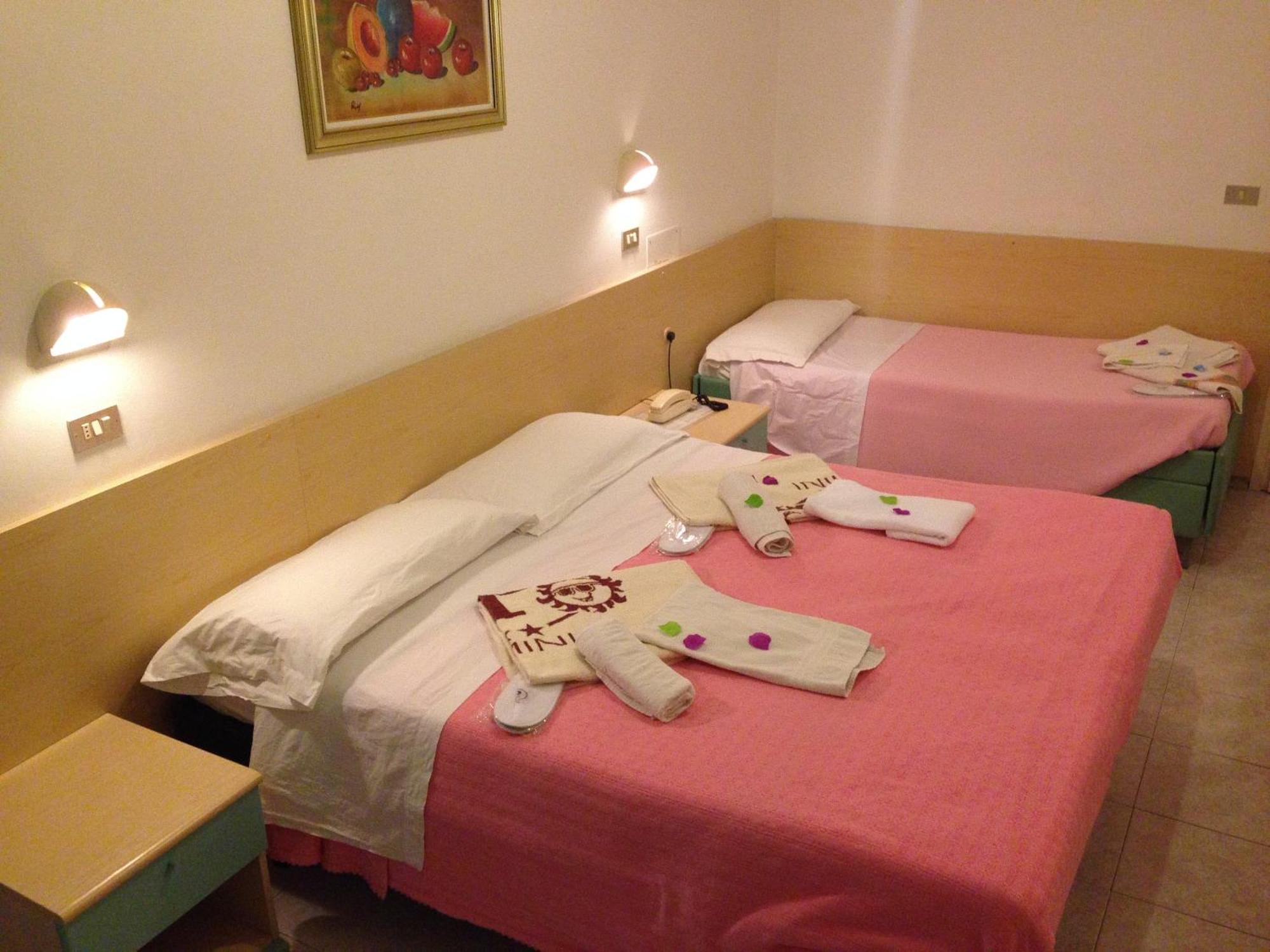 Hotel Peonia Римини Номер фото